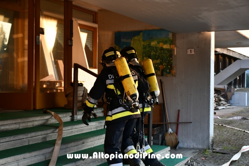 Due vigili entrano nell'hotel - esercitazione di soccorso Bedollo