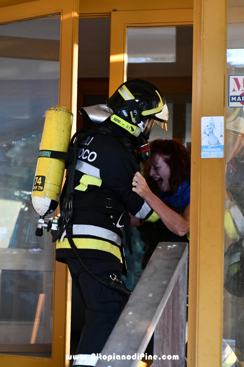 Una figurante appena entrati i due vigili gli si getta addosso presa dal panico