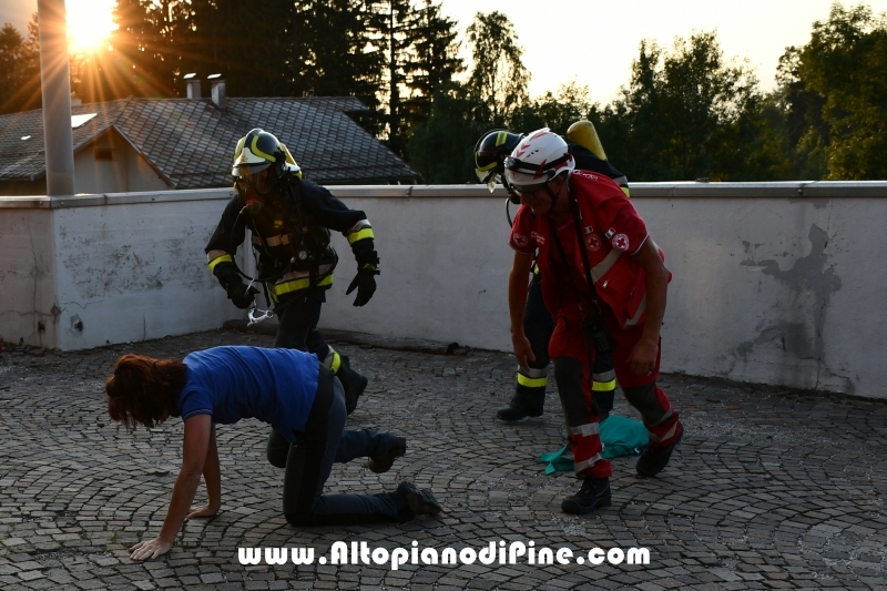 La figurante prosegue la recita scappando perchè presa dal panico - esercitazione di soccorso
