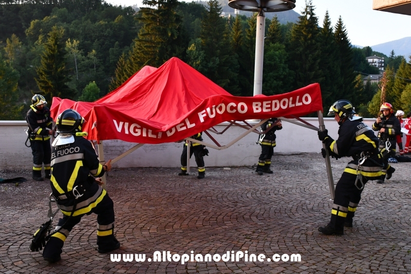 La squadra monta una prima tenda per gestire la logistica