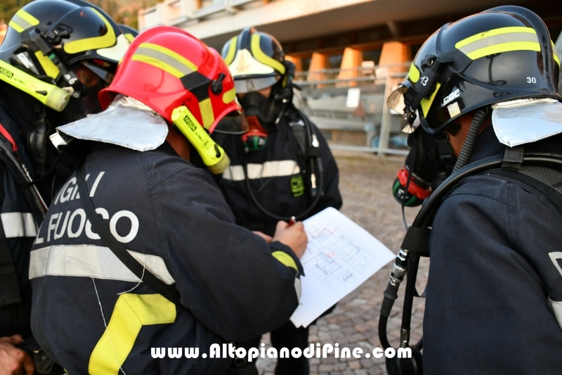 Il caposquadra guardando la cartina dell'hotel da le istruzioni alle diverse squadre