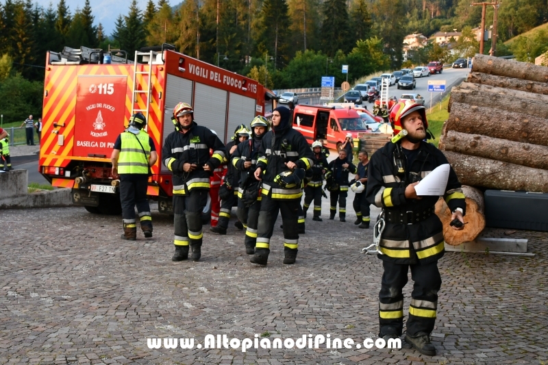 Vista la gravità  della situazione, arrivano in supporto i Vigili del Fuoco Volontari di Baselga di Piné 