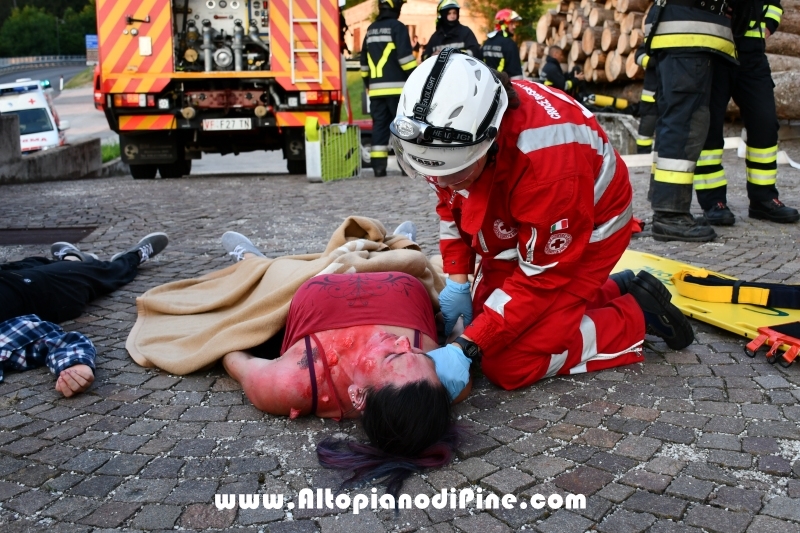 Volontari del Soccorso della Croce Rossa Italiana all'opera - esercitazione soccorso