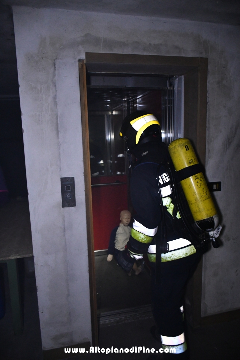 Persona bloccata in ascensore (interpretata da un manichino) - esercitazione di soccorso