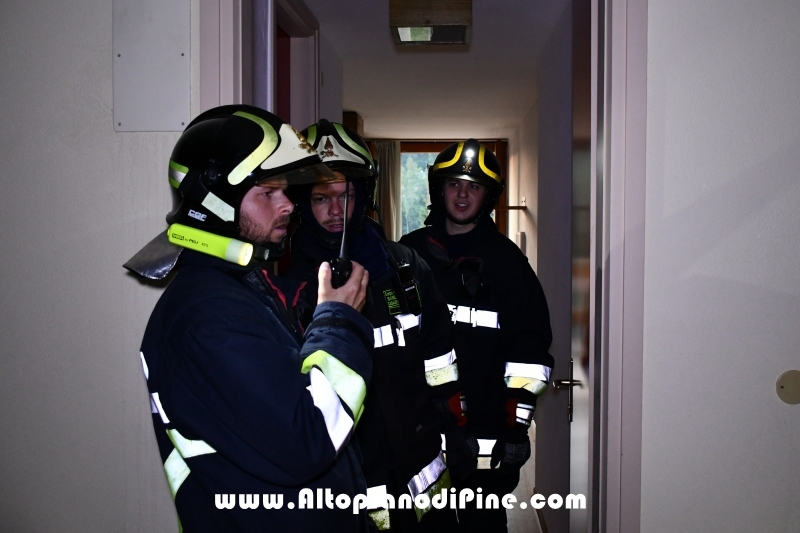 Squadra che ispeziona stanza per stanza e comunica quanto ha trovato con la centrale operativa