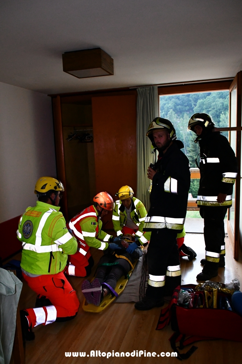 Immobilizzazione della persona (figurante) incosciente - esercitazione soccorso