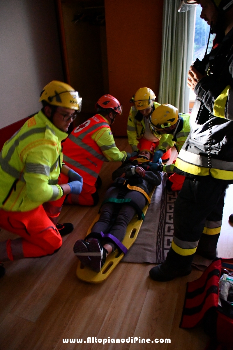 Immobilizzazione della persona (figurante) incosciente - esercitazione soccorso