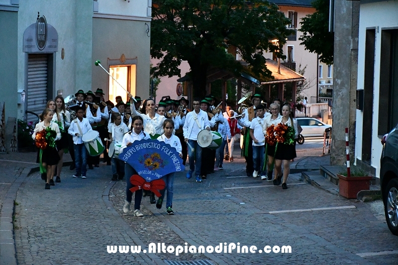 Concerto Banda Giovanile Pine', Gruppo Bandistico Folk Pinetano ed esibizione Majorettes