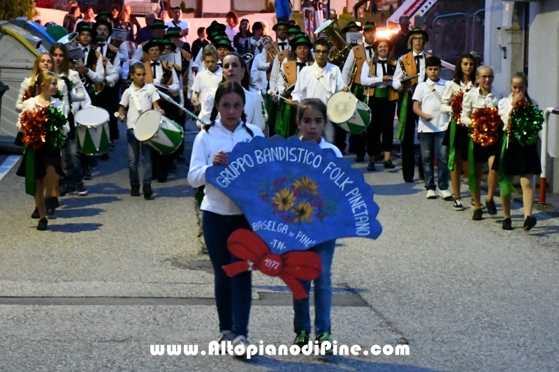 Concerto Banda Giovanile Pine', Gruppo Bandistico Folk Pinetano ed esibizione Majorettes