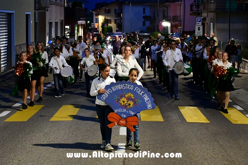 Concerto Banda Giovanile Pine', Gruppo Bandistico Folk Pinetano ed esibizione Majorettes
