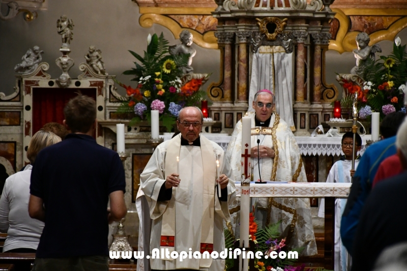 Liturgia della luce con accensione delle candele al cero pasquale- Santuario Madonna di Piné a  Montagnaga border=