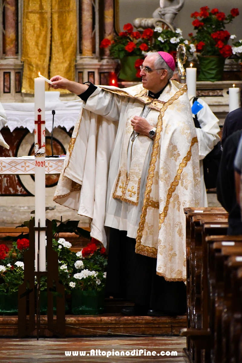 Liturgia della luce con accensione delle candele al cero pasquale- Santuario Madonna di Piné a  Montagnaga border=