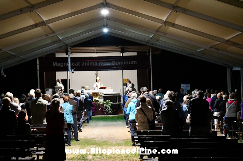 La benedizione finale della S. Messa della Assunta - Altopiano di Piné