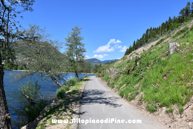 Passeggiata attorno al lago della Serraia