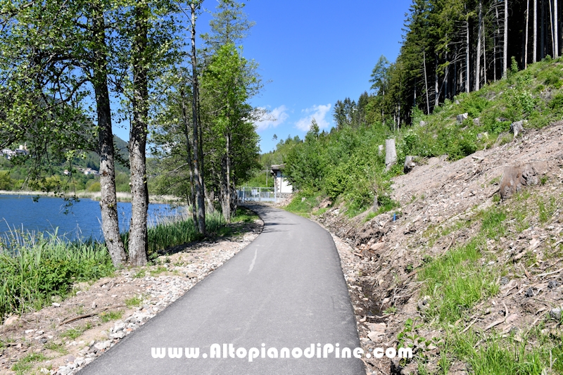 Passeggiata attorno al lago della Serraia