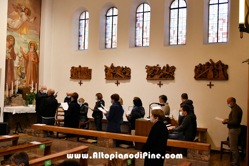 Il coro che ha accompagnato la cerimonia di ingresso di don Giorgio Maffei