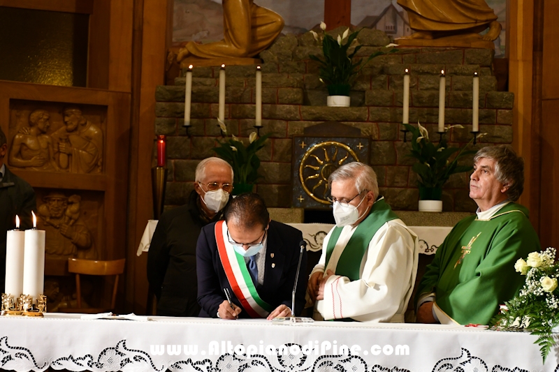 La firma dei documenti ufficiali di nomina e presa in carico delle parrocchie