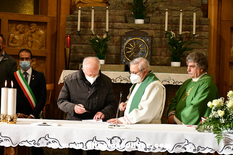 La firma dei documenti ufficiali di nomina e presa in carico delle parrocchie