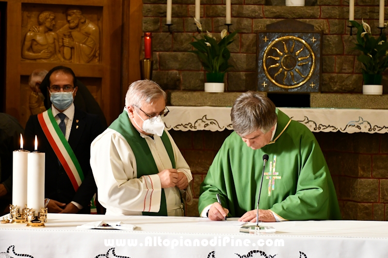 La firma dei documenti ufficiali di nomina e presa in carico delle parrocchie