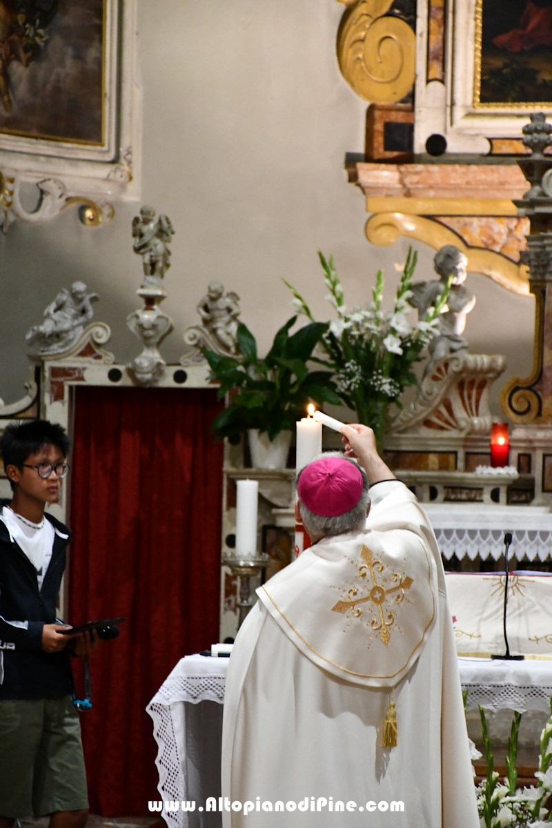 Liturgia della luce con accensione delle candele al cero pasquale- Santuario Madonna di Piné a  Montagnaga border=