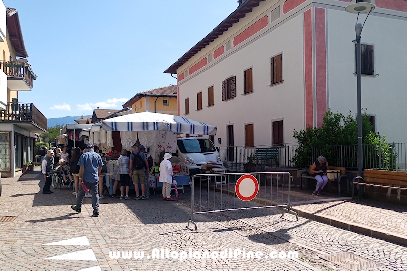 Mercato a Baselga di Piné - luglio 2023