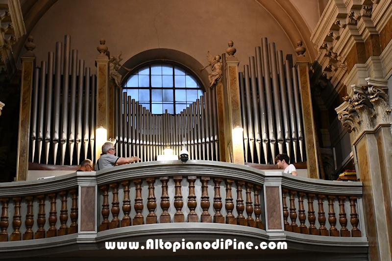 Liturgia della luce con accensione delle candele al cero pasquale- Santuario Madonna di Piné a  Montagnaga border=
