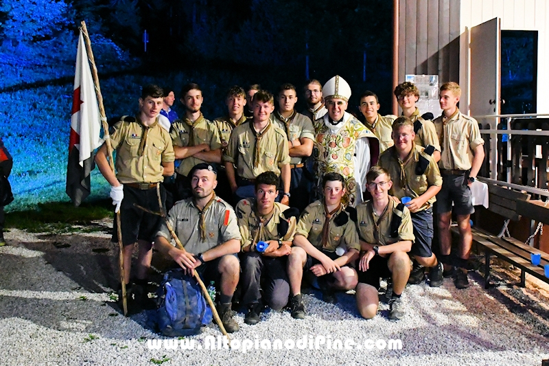 Gli Scouts assime all'arcivescovo Lauro Tisi