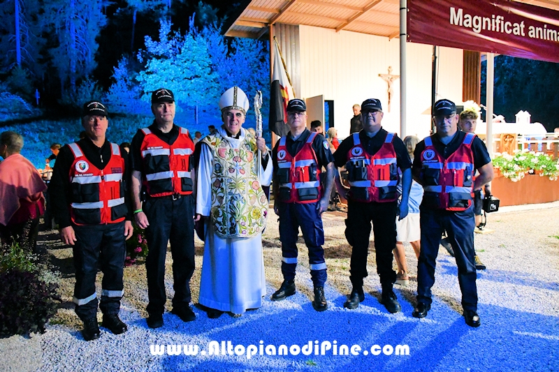 Volontari dell'Associazione Nazionale Carabinieri assieme all'Arcivescovo Lauro Tisi