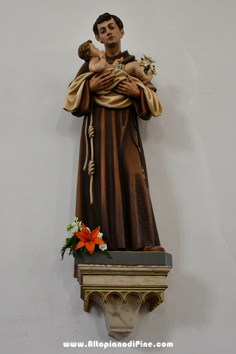La statua dedicata a Sant Antonio presente nella chiesa parrocchiale di Rizzolaga