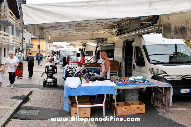 Mercato a Baselga di Piné - luglio 2024