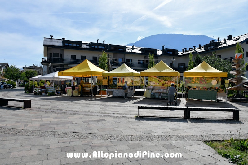 Mercato Contadino 2026 Baselga di Piné Foto ANDREA NARDON per www.altopianodipine.com Mercato Contadino 2026 Baselga di Pine'