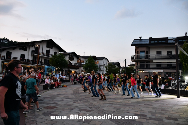 Serata folk - Gang Band Festival Pin&eacute; 2026 - esibizione in riva al lago