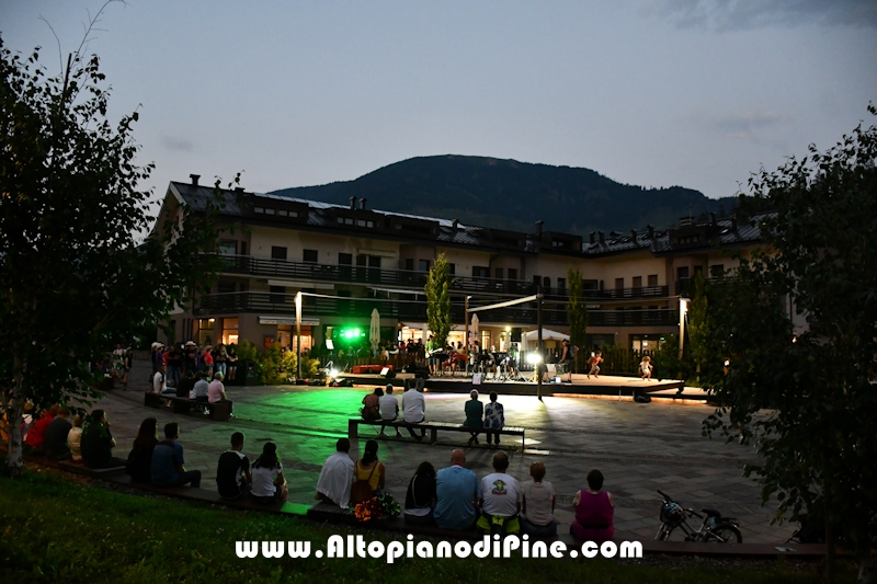 Serata folk - Gang Band Festival Pin&eacute; 2026 - esibizione in riva al lago