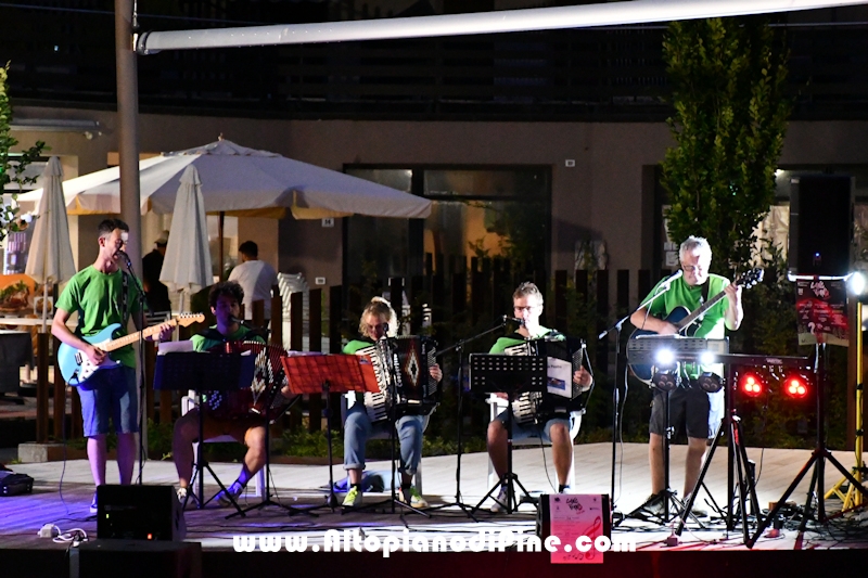 Serata folk - Gang Band Festival Pin&eacute; 2026 - esibizione in riva al lago