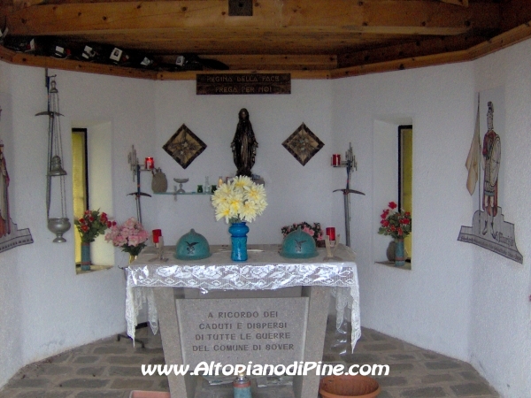 Chiesetta Alpina [fotopercorsi/chiesetta_alpina_monte_vernera-interno.jpg]