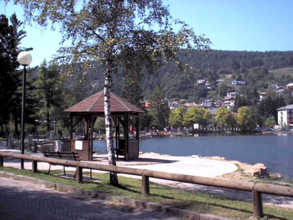 Parco giochi lungo il lago