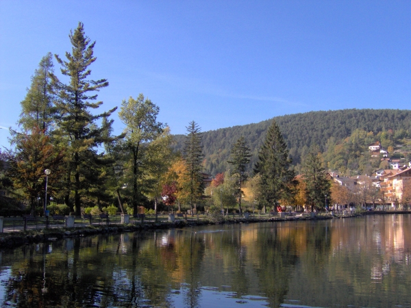 I giardini lungo il Lago della Serraia