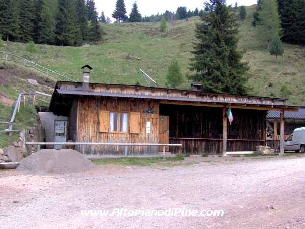 Sede Alpini Montesover sul monte Vernera [fotopercorsi/sede_alpini_montesover.jpg]