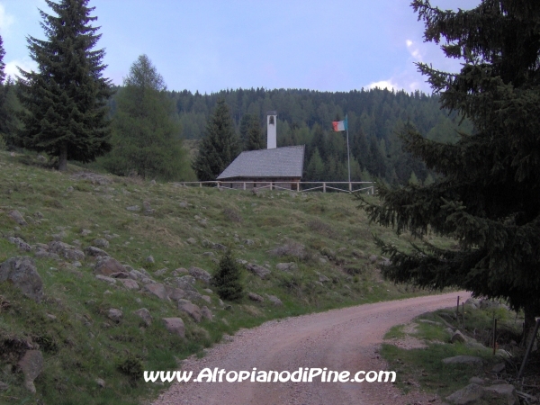 Strada Malga Vernera - Chiesetta Alpina [fotopercorsi/strada_malgavernera_chiesettaalpina4.jpg]
