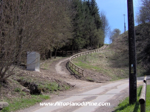 Sentiero pedonale che porta al centro di Faida [fotopercorsi/strada_prada-faida1.jpg]