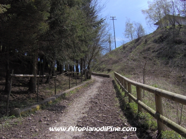Sentiero pedonale che porta al centro di Faida [fotopercorsi/strada_prada-faida2.jpg]